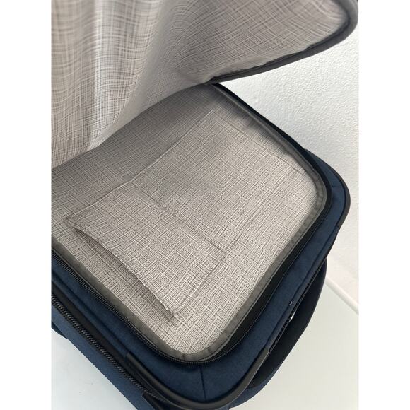 Ricardo Camden Drive 22″ Softside Carry-On Spinner color blue excellent cond. - Picture 10 of 15